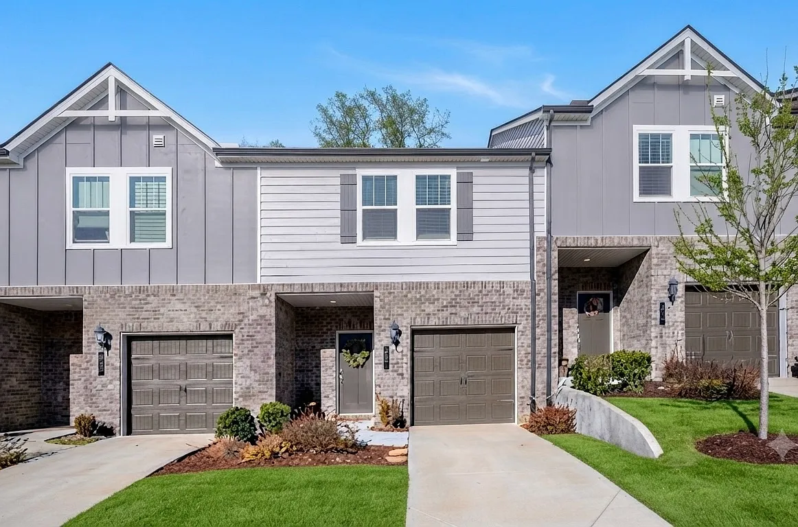 3 bed, 2.5 bath, 1601 sqft, $1,895 — Photo 1