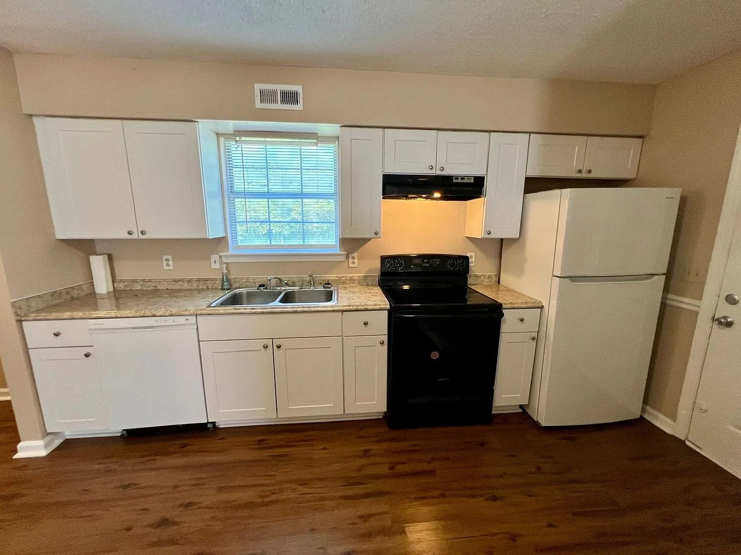 2563A Carriage Drive — Photo 3