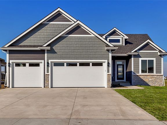 4th image of 726 NE Country Meadow Dr