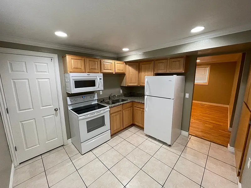 1122 S Lake St #1