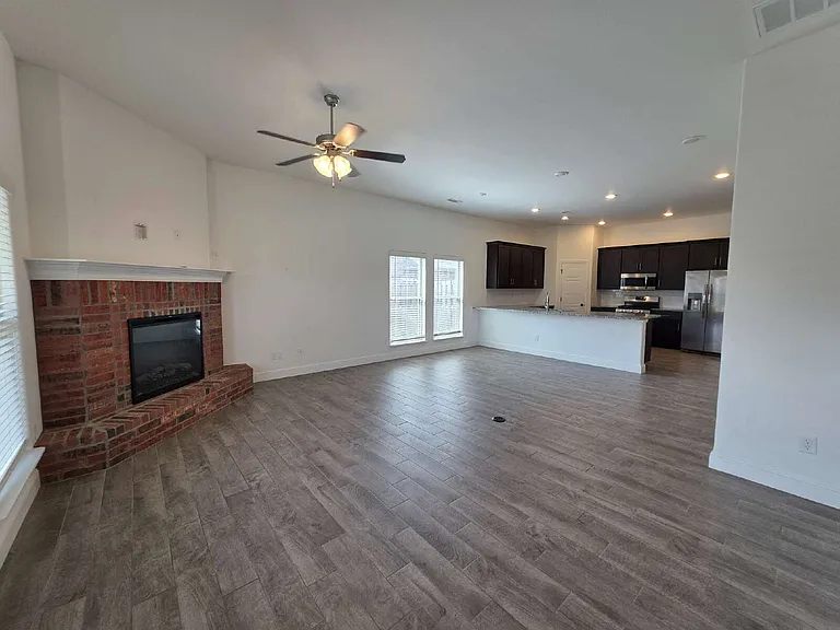 2405 Graham Ln — Photo 3