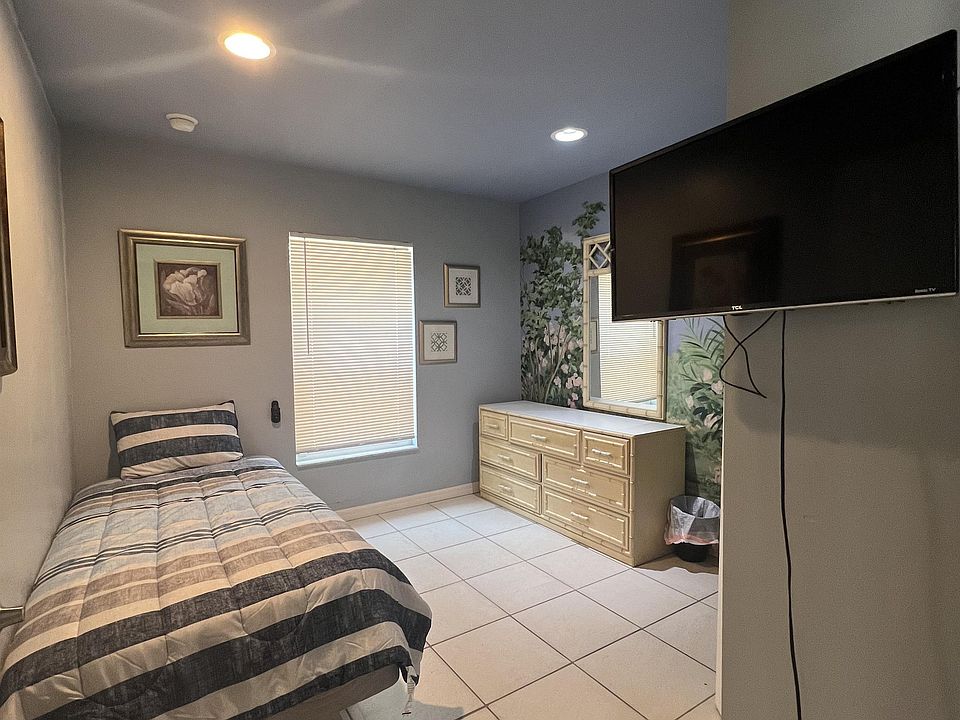 1st image of 2925 Montclaire Ave Unit A