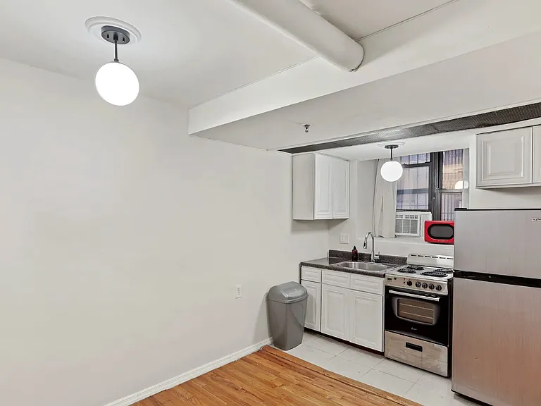 736 Riverside Dr #1F — Photo 1