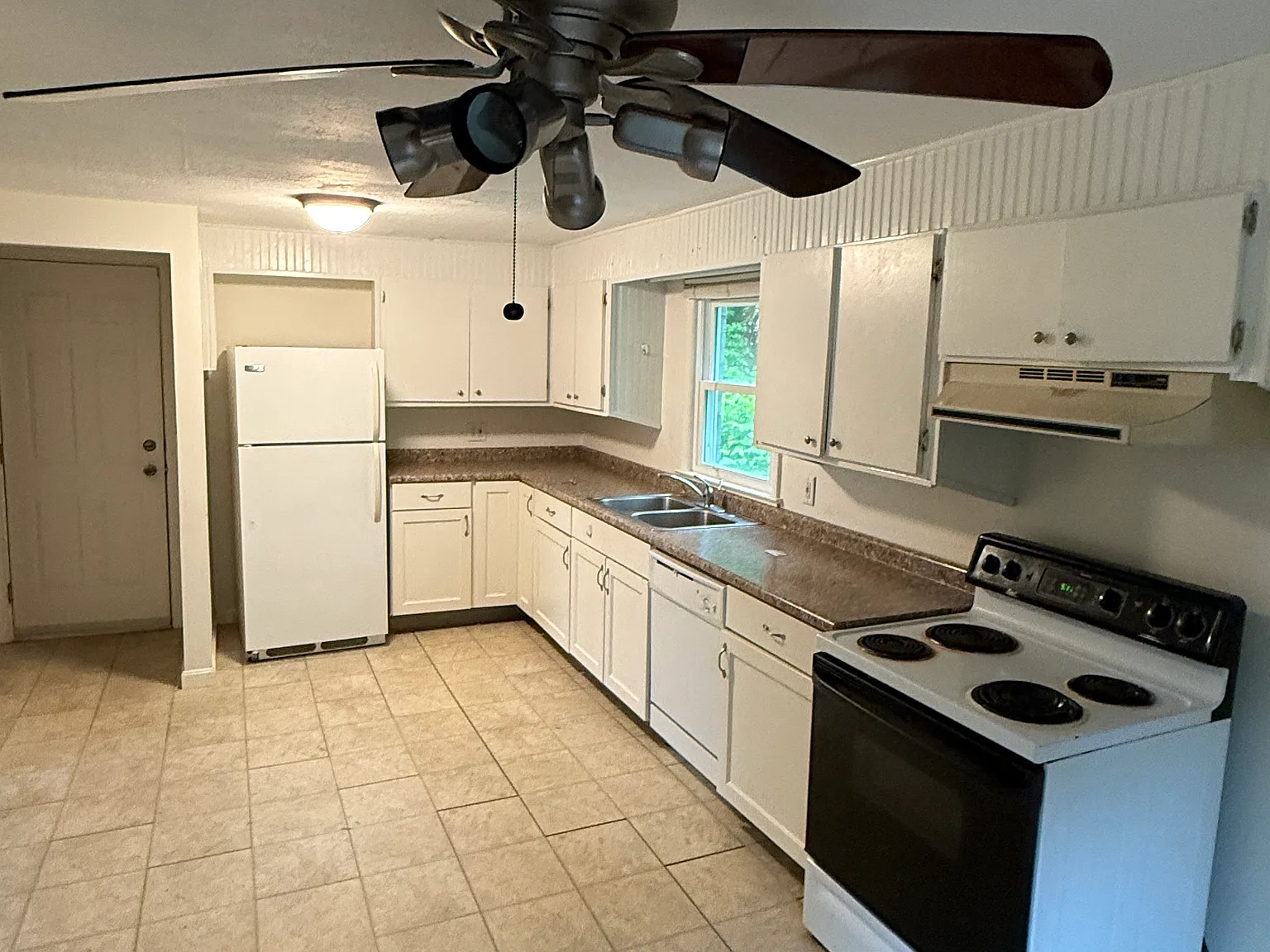 2 bed, 1200 sqft, $2,400 — Photo 2