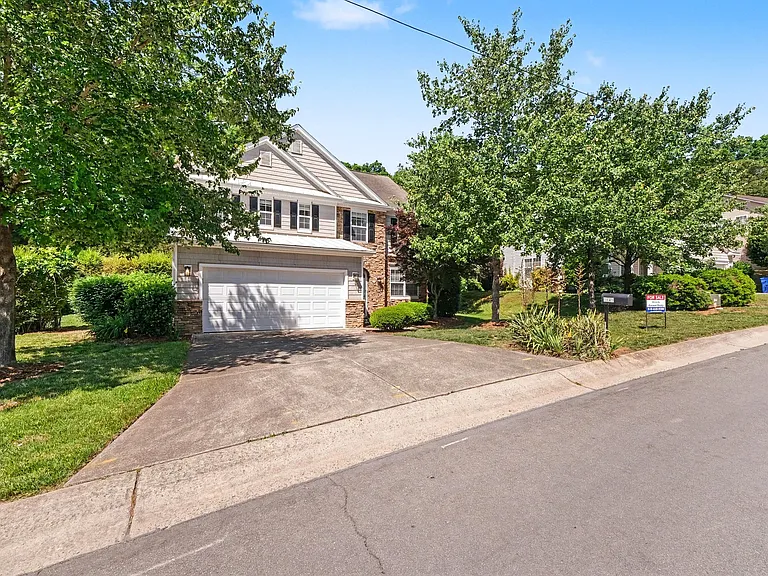 508 Ashburn Ln — Photo 3