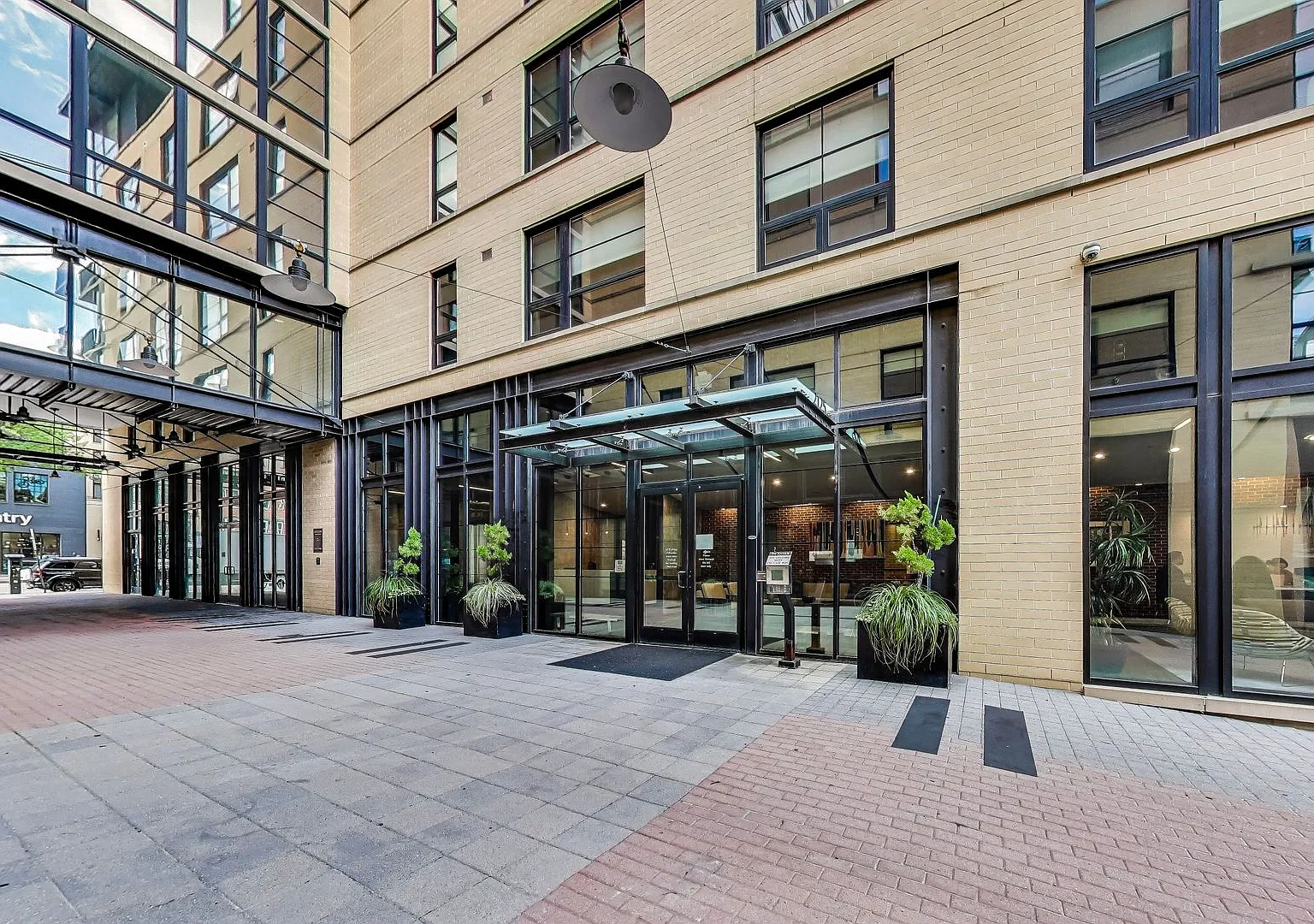 Beautiful updated 2bd/2ba condo in bustling 14th St Corridor — Photo 3