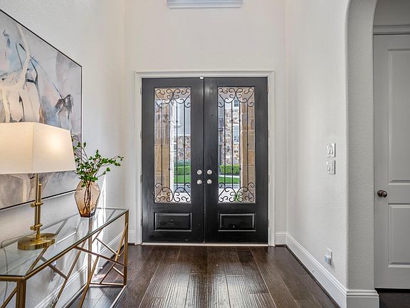 3rd image of 908 Amelia St