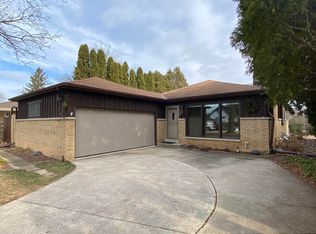 7360 N Iroquois Rd, Fox Pt, WI 53217