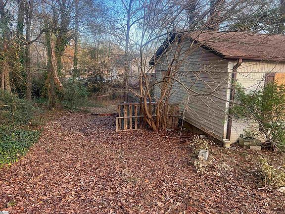 3rd image of 216 Brantford Ln