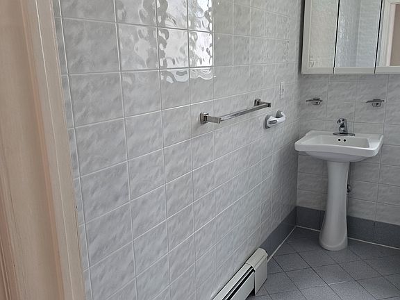 4th image of 25 W Broadway APT 612