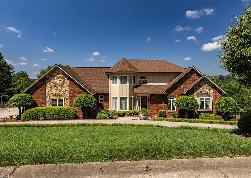 1st image of 809 Stonebridge Dr
