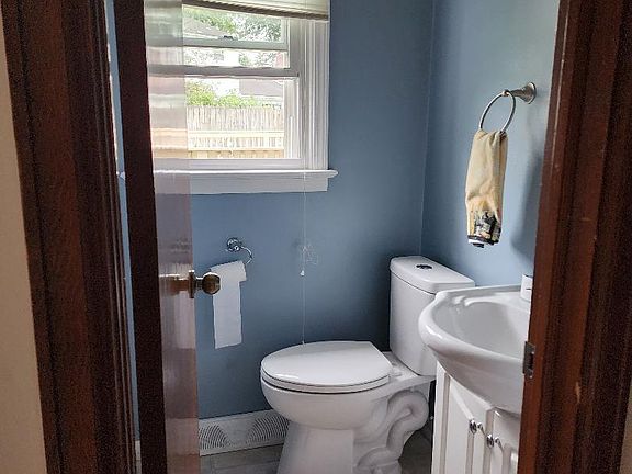 1/2 bath downstairs