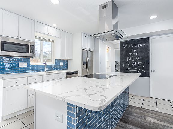 Free-standing range hood