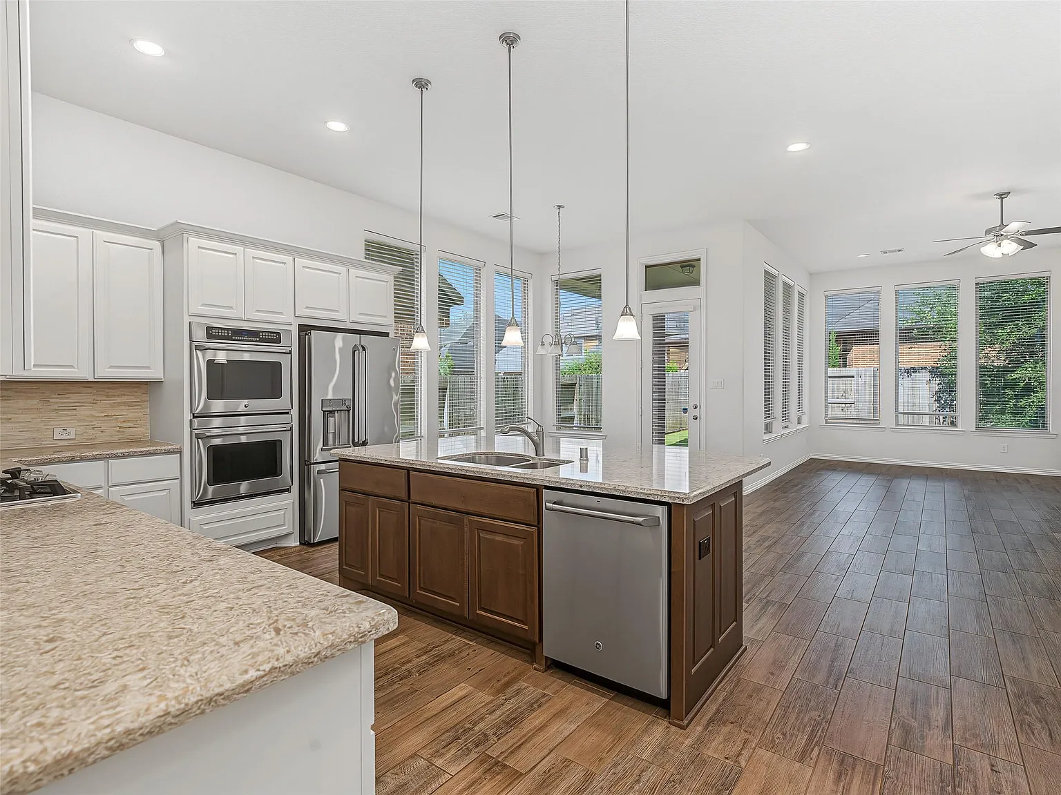 4 bed, 4.0 bath, 2922 sqft, $3,400 — Photo 2