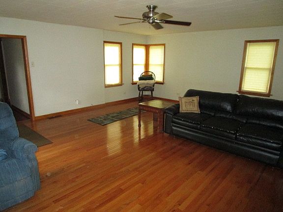 3rd image of 437 E 158th St