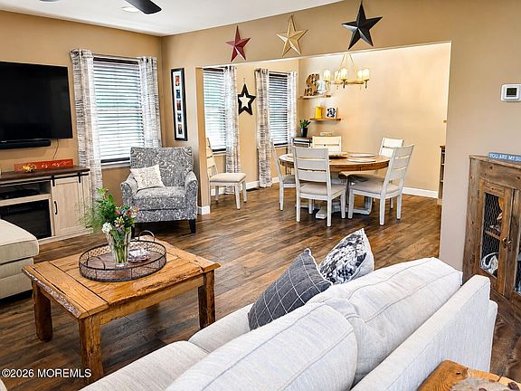 5th image of 124 Atrium Drive
