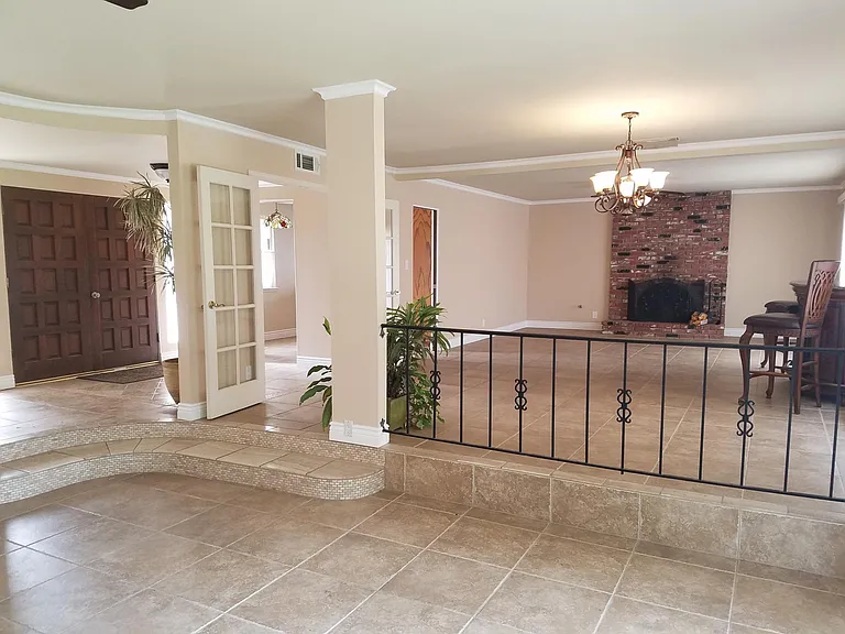 1075 Amethyst Dr — Photo 2