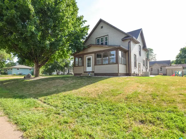 120 N 1st Ave, Crooks, SD 57020