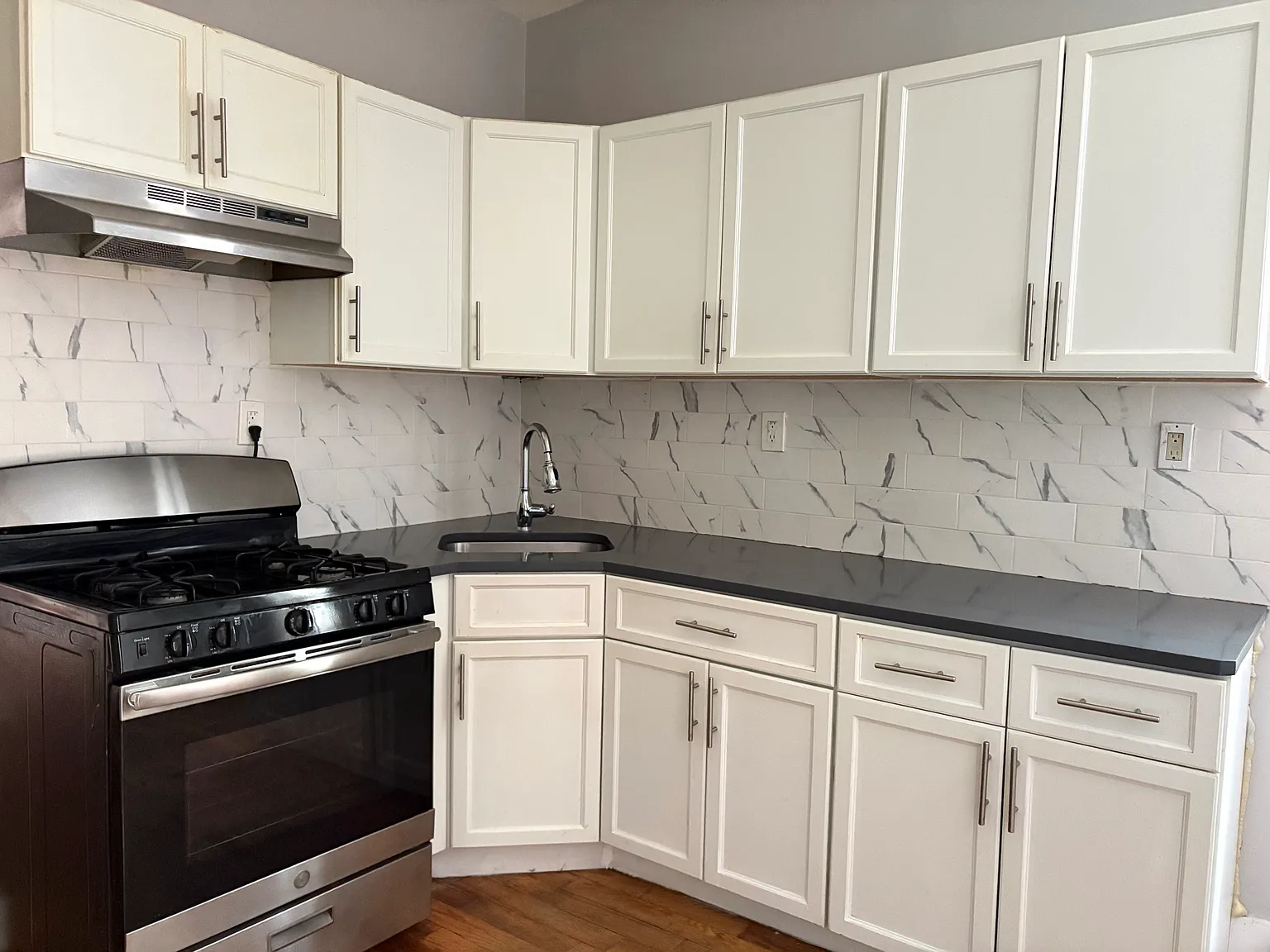 3 bed, 1000 sqft, $2,300 — Photo 1