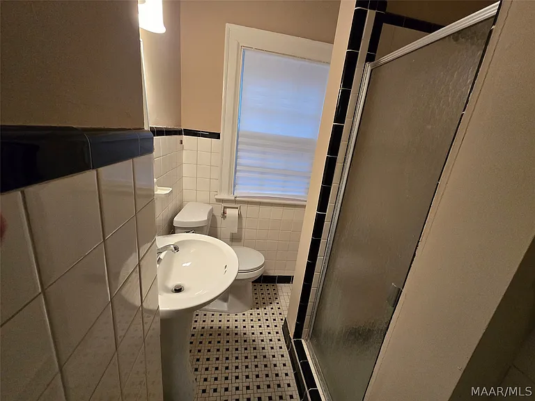 555 Morningview Dr — Photo 9