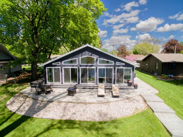 1086 Lakeshore Dr, Menasha, WI 54952