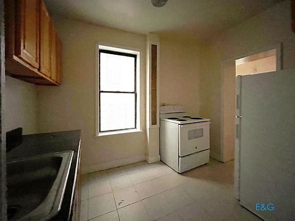3rd image of 574 W 161st St #B5
