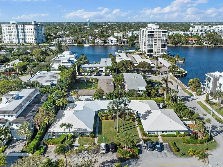 410 Venetian Dr — Photo 3
