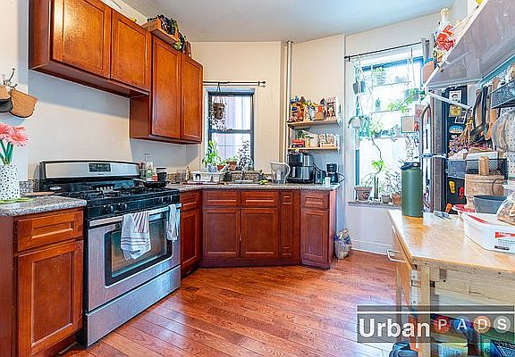 4th image of 624 Saint Johns Pl APT 2