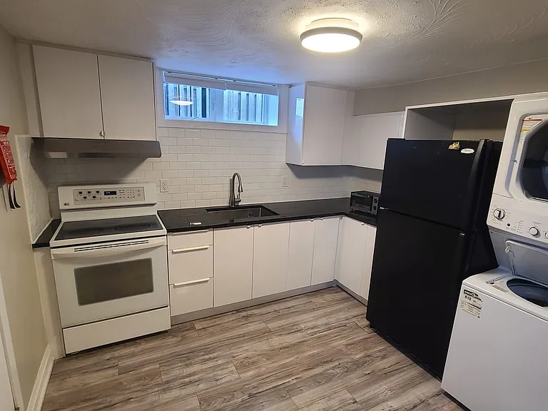 1176 Alexandra Ave #BASEMENT — Photo 2