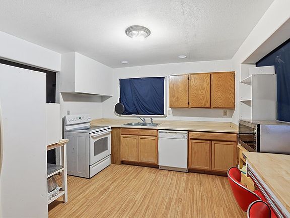 4th image of 202 E Birch Ave