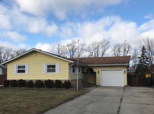 265 Shawnee Dr, Carol Stream, IL 60188