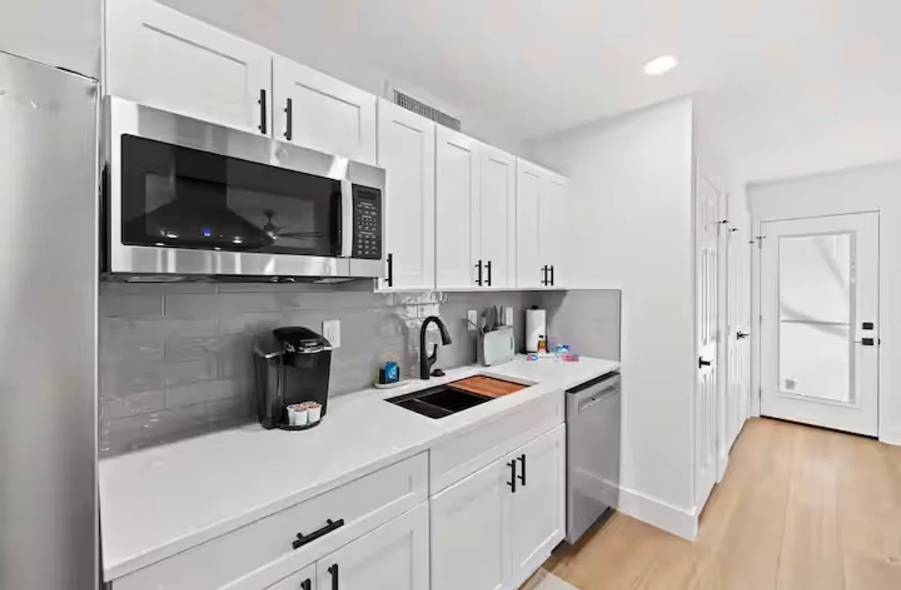 3 bed, 1333 sqft, $5,900 — Photo 2