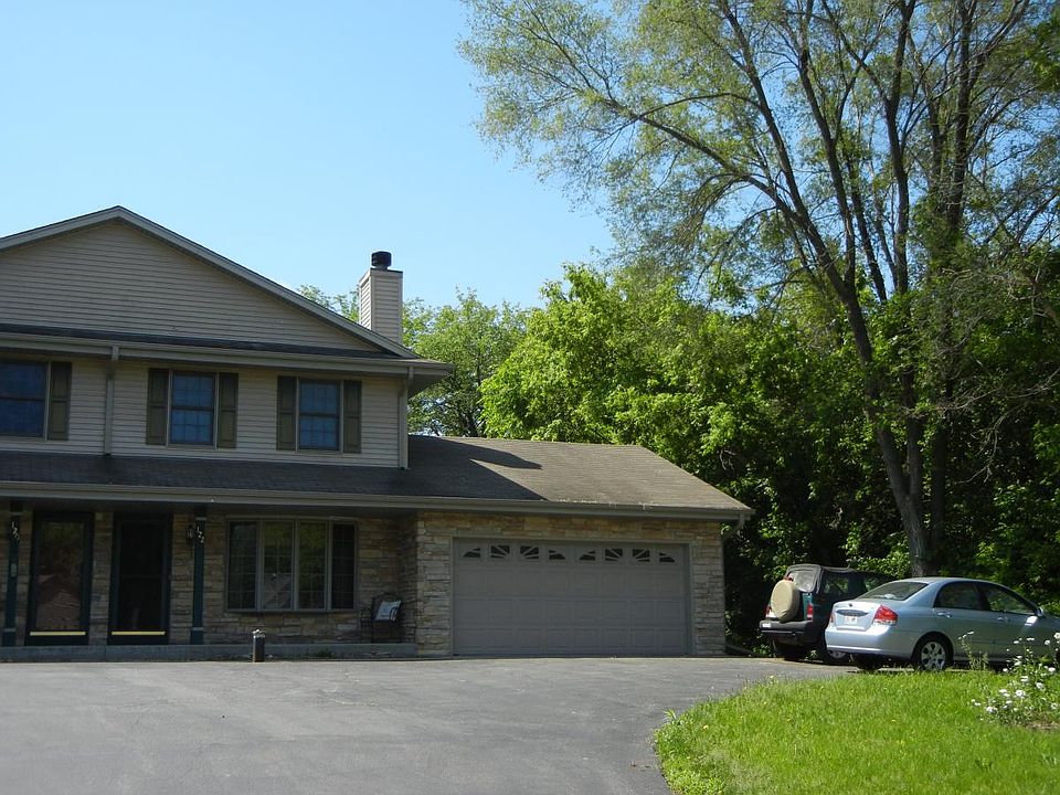 Townhouse w/ 2.5 Car Garage - Plenty of Parking
