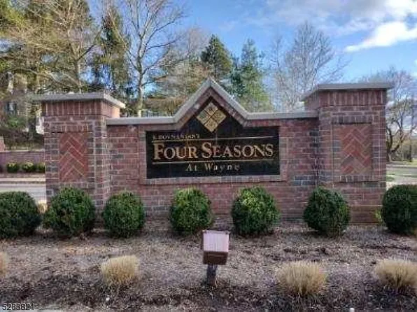 202 Four Seasons Dr, Wayne Twp., NJ 07470