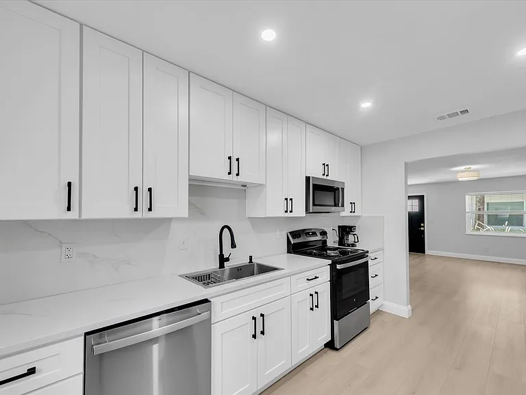 3009 W Binnicker Ave — Photo 6