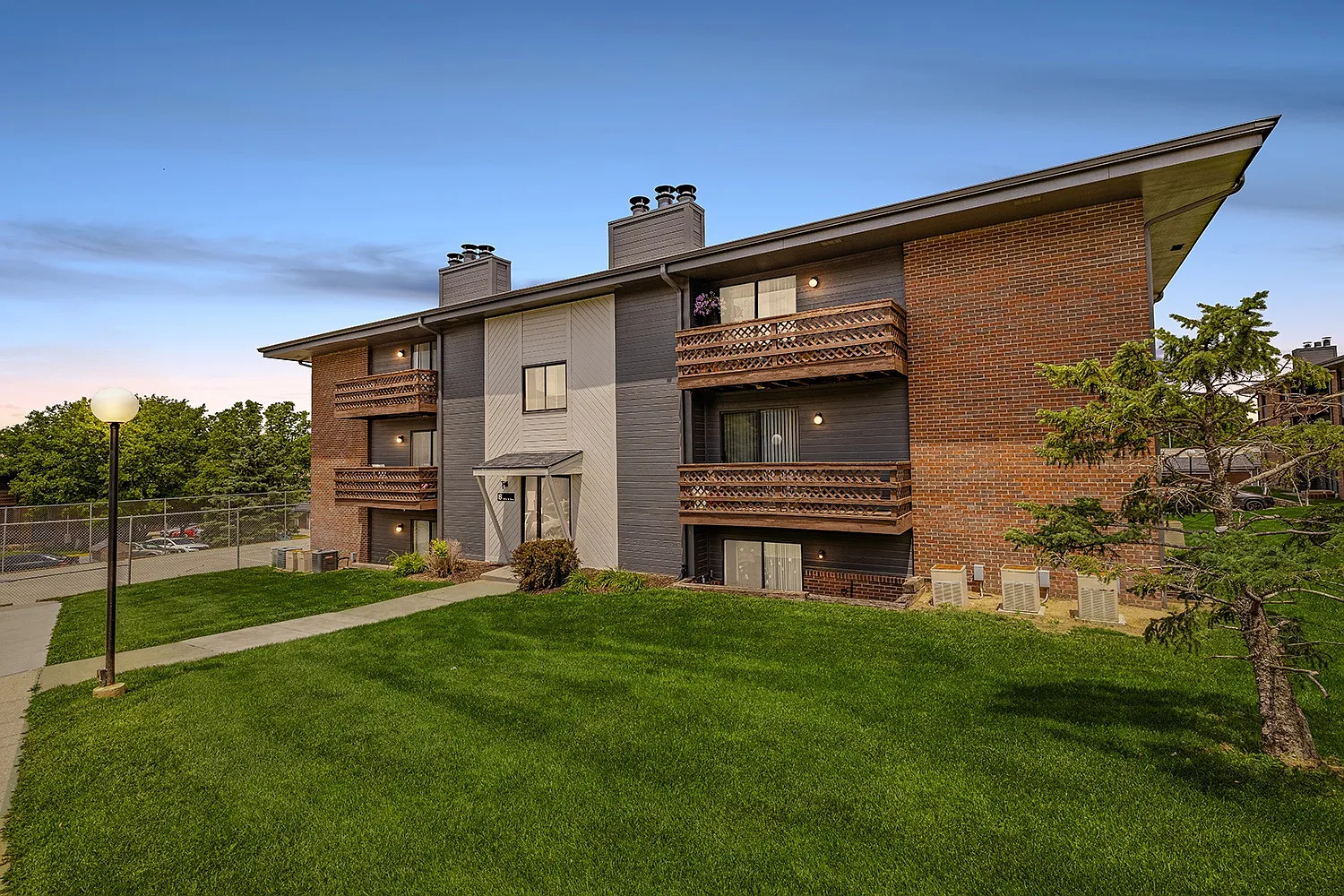 Applewood Pointe Apartments — Photo 4