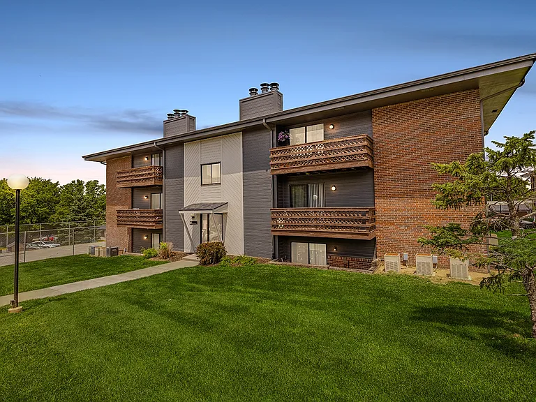 Applewood Pointe Apartments — Photo 4