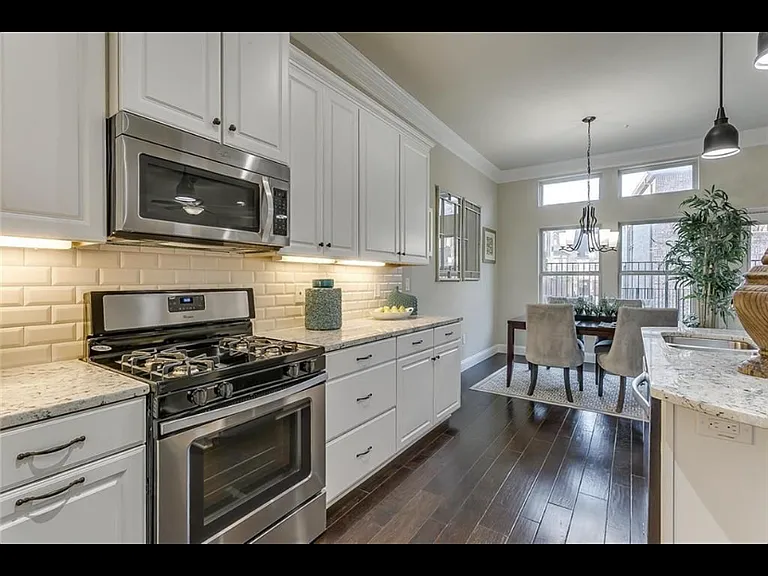 580 Hampshire Dr — Photo 4
