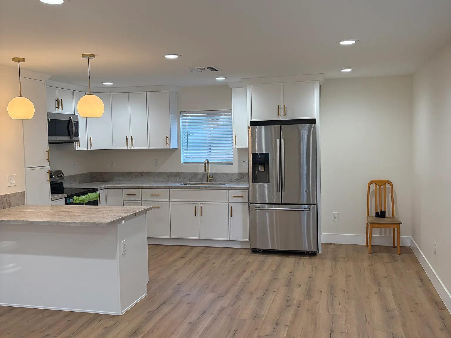 2 bed, 900 sqft, $3,000 — Photo 2
