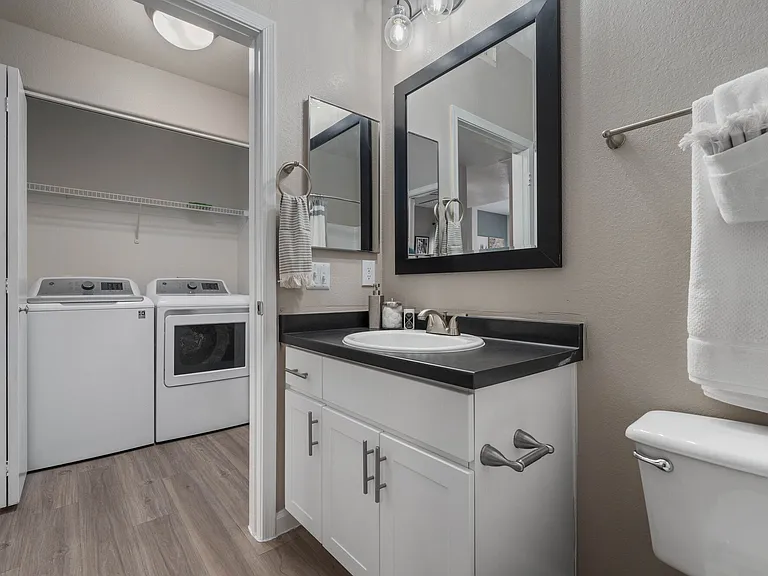 Palm Court Apartments — Photo 10