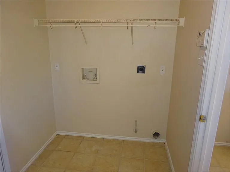 1016 Doras Dr — Photo 7