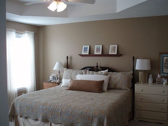 Spacious, tray ceiling