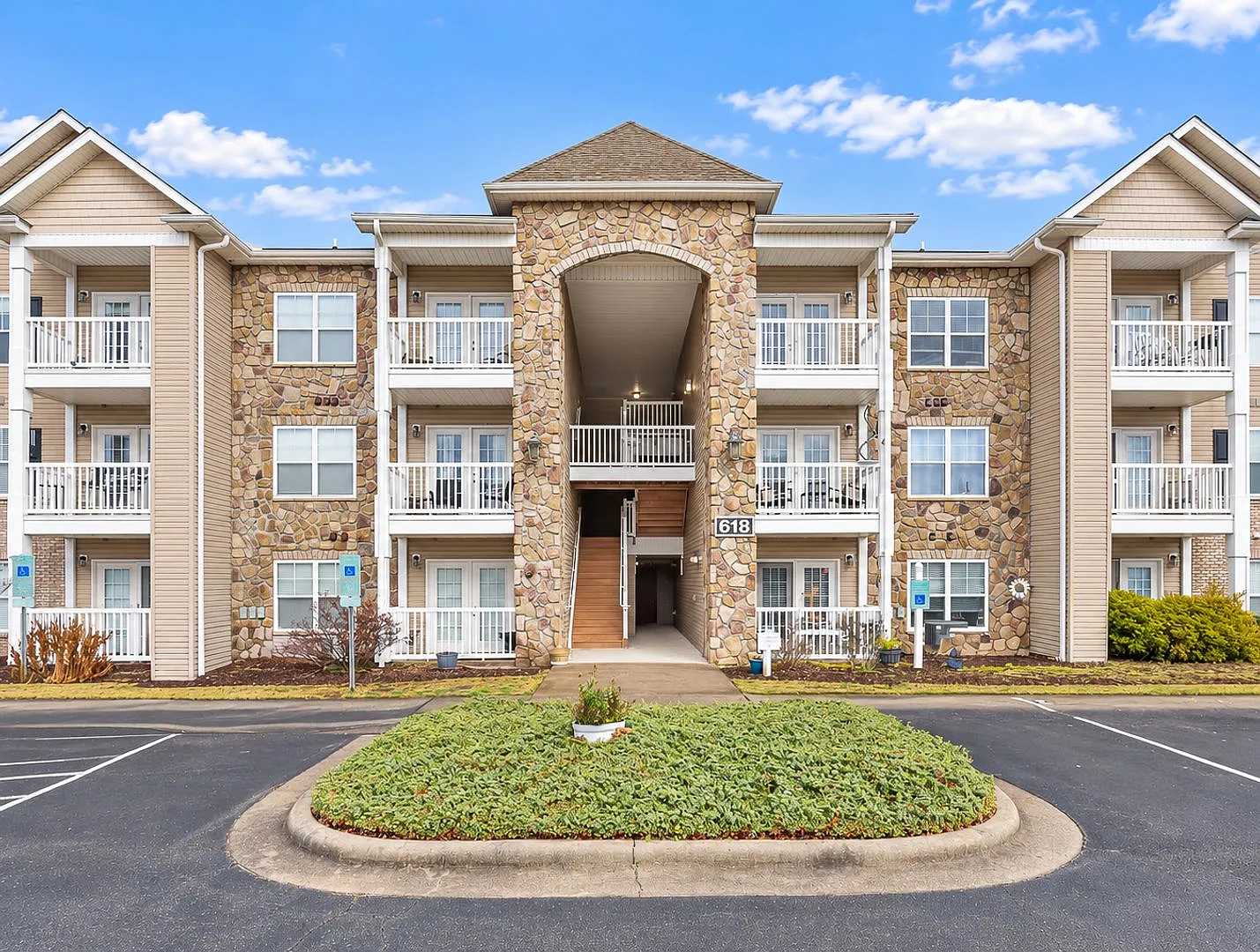 618 Condo Club Dr Unit 307 — Photo 1