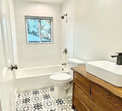 5th image of 3381 Emerson Dr