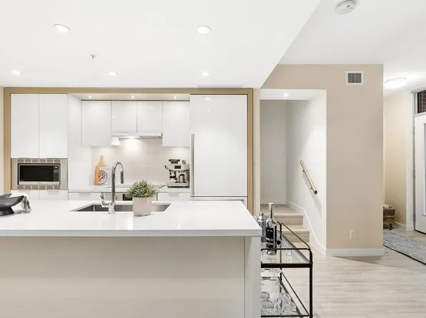 82 Switchmen St, Vancouver, BC V6A 0C6