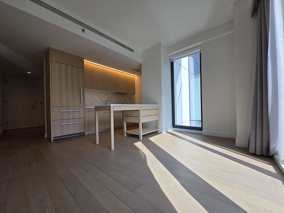 1st image of 500 W 45th St #528