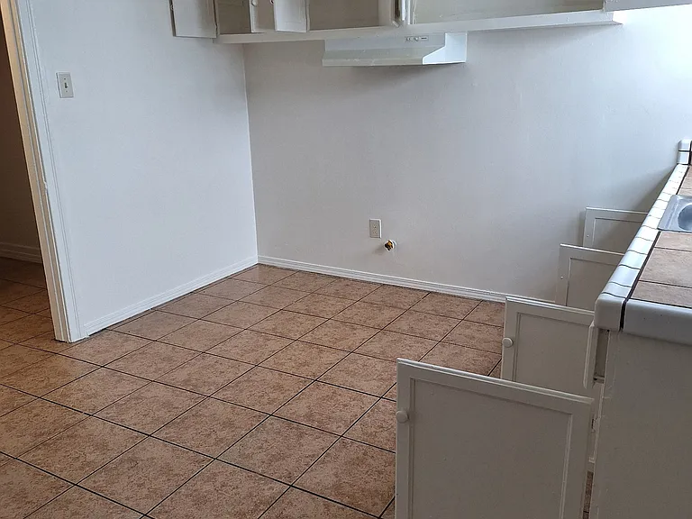 1435 W 51st St #1 — Photo 9