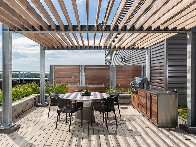 1140 Wellington St W — Photo 10