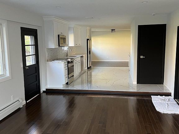 3rd image of 6 Oakridge Dr