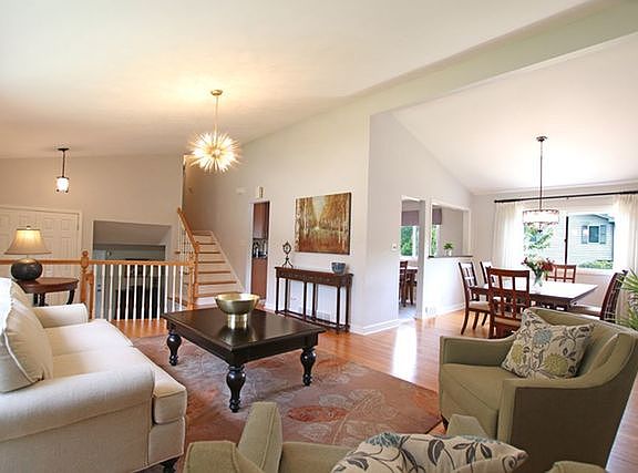 3rd image of 727 E Meadow Ln